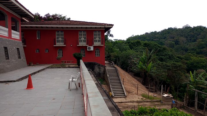 Pátio junto à casa principal e escada para a área verde