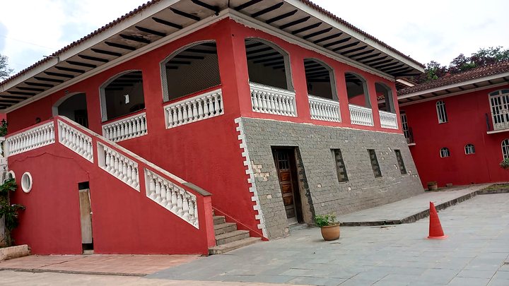 Sede da unidade de Cotia com escadaria e varandas