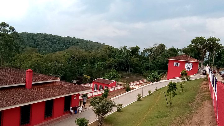 Vista geral dos prédios e das áreas externas da unidade