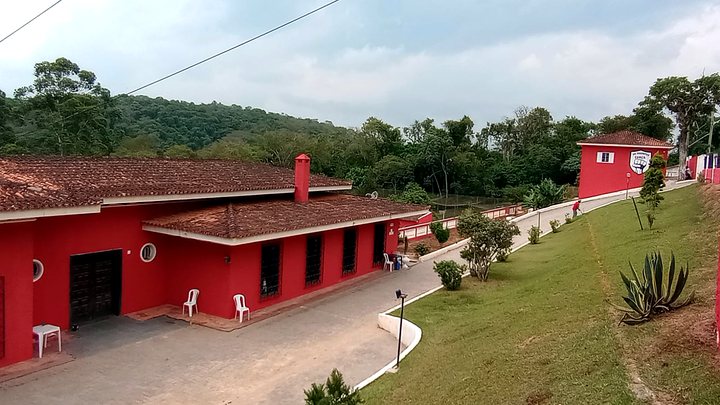Alameda interna entre os prédios e o jardim da unidade de Cotia