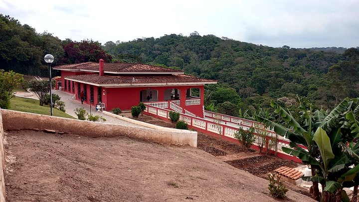 Vista elevada da casa vermelha e da mata no entorno da unidade de Cotia