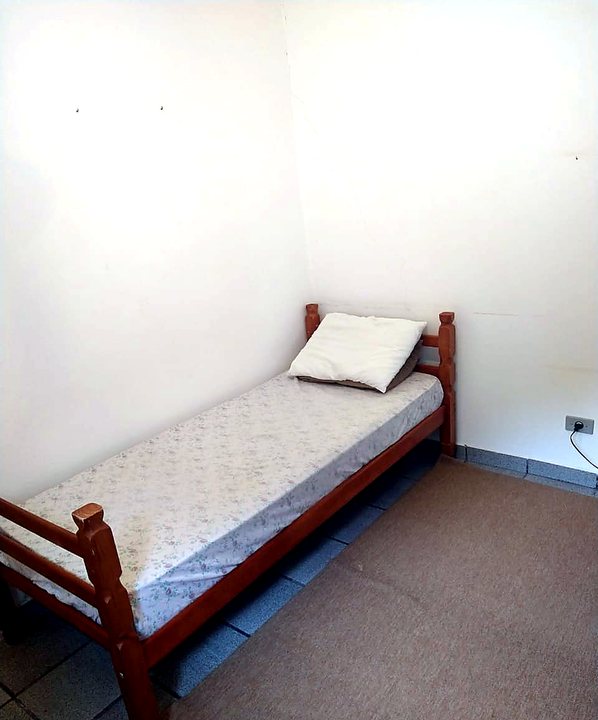 Quarto da unidade com cama individual de madeira
