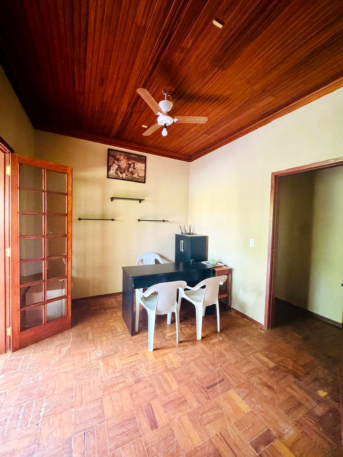 Sala com mesa e cadeiras da unidade