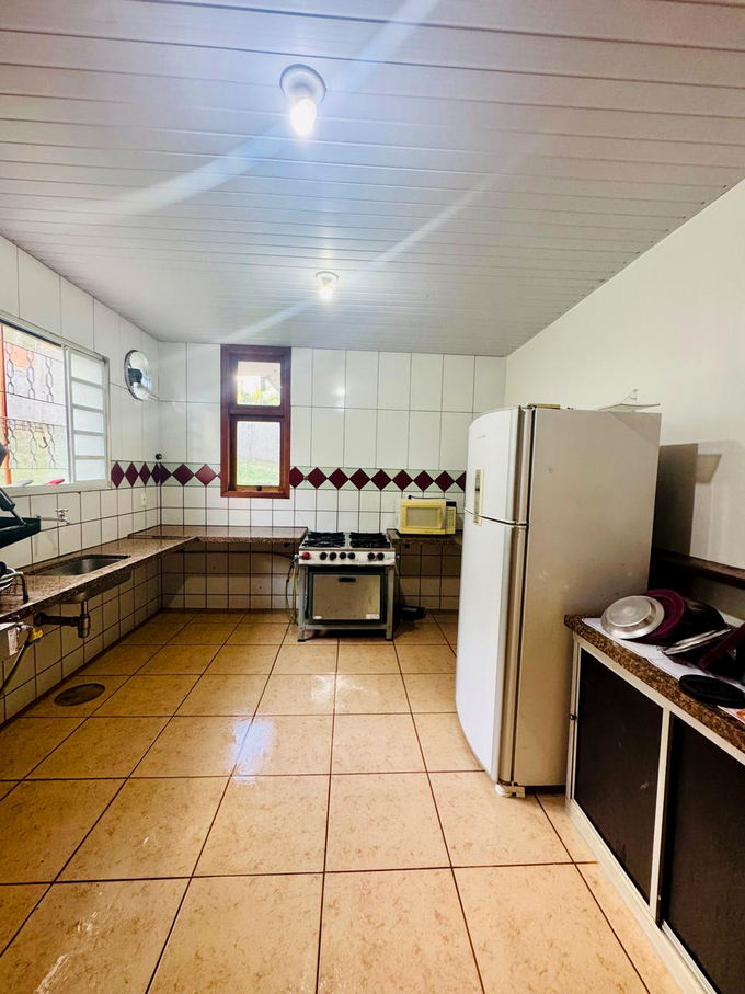 Cozinha da unidade com fogão, geladeira e bancada