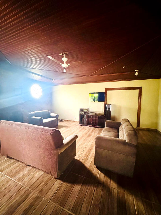 Sala interna com sofás e televisão